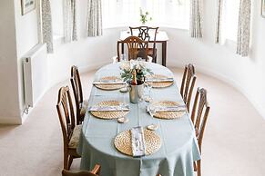 Charming Beach Getaway - Spacious 4BR Sunny Garden