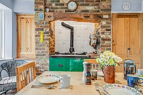 Charming Beach Getaway - Spacious 4BR Sunny Garden