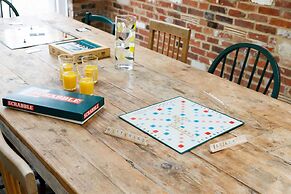 Charming Beach Getaway - Spacious 4BR Sunny Garden