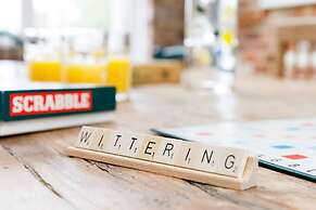 Charming Beach Getaway - Spacious 4BR Sunny Garden