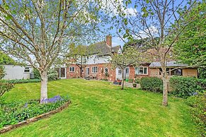 Charming Beach Getaway - Spacious 4BR Sunny Garden