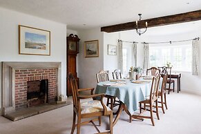 Charming Beach Getaway - Spacious 4BR Sunny Garden