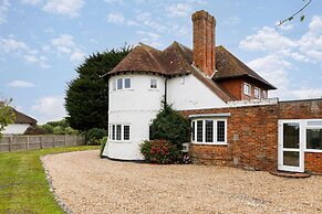 Charming Beach Getaway - Spacious 4BR Sunny Garden