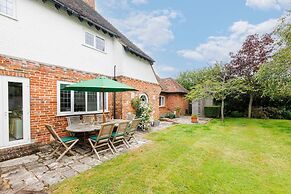 Charming Beach Getaway - Spacious 4BR Sunny Garden