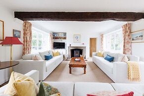 Charming Beach Getaway - Spacious 4BR Sunny Garden