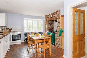 Charming Beach Getaway - Spacious 4BR Sunny Garden