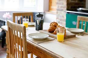 Charming Beach Getaway - Spacious 4BR Sunny Garden