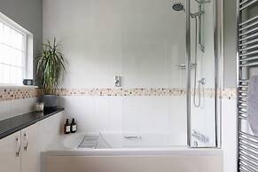 Charming Beach Getaway - Spacious 4BR Sunny Garden