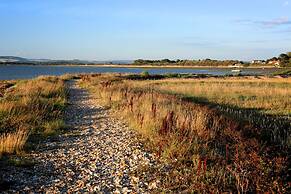 Charming Beach Getaway - Spacious 4BR Sunny Garden