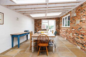 Charming Beach Getaway - Spacious 4BR Sunny Garden