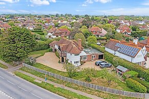 Charming Beach Getaway - Spacious 4BR Sunny Garden