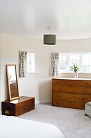 Charming Beach Getaway - Spacious 4BR Sunny Garden