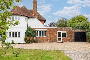 Charming Beach Getaway - Spacious 4BR Sunny Garden