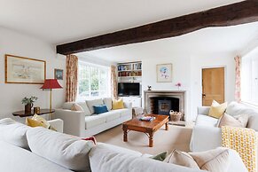 Charming Beach Getaway - Spacious 4BR Sunny Garden