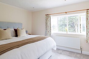 Charming Beach Getaway - Spacious 4BR Sunny Garden