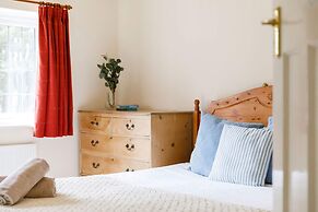 Charming Beach Getaway - Spacious 4BR Sunny Garden