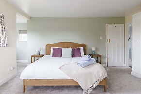 Charming Beach Getaway - Spacious 4BR Sunny Garden