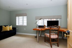 Charming Beach Getaway - Spacious 4BR Sunny Garden