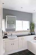 Charming Beach Getaway - Spacious 4BR Sunny Garden