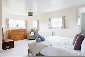 Charming Beach Getaway - Spacious 4BR Sunny Garden