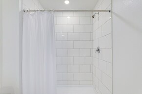 6 Mi to Apollo Beach: Townhome w/ Pool Access!