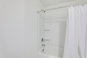 6 Mi to Apollo Beach: Townhome w/ Pool Access!