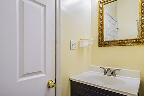 4 Mi to Inner Harbor & Jhu: Baltimore Townhome!