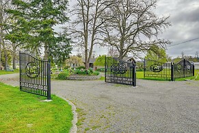 9 Mi to Spanaway Park: Home w/ Indoor Hot Tub