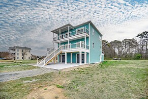 Walk to Wilkins Beach: Spacious Home w/ Hot Tub