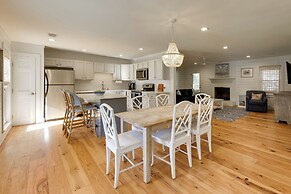 3 Mi to Beach: Coastal Escape in Mount Pleasant