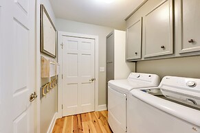 3 Mi to Beach: Coastal Escape in Mount Pleasant