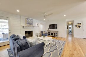 3 Mi to Beach: Coastal Escape in Mount Pleasant