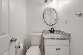 14 Mi to Lake Lanier: Family Home w/ Yard