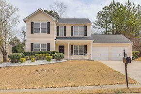 14 Mi to Lake Lanier: Family Home w/ Yard