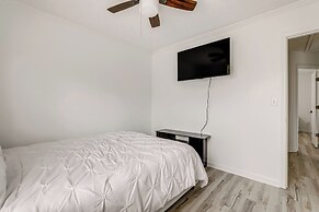 14 Mi to Lake Lanier: Family Home w/ Yard