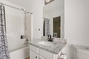 14 Mi to Lake Lanier: Family Home w/ Yard