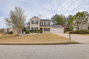 14 Mi to Lake Lanier: Family Home w/ Yard
