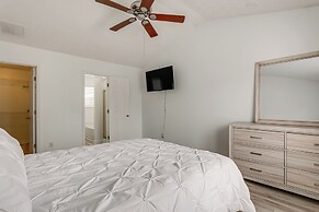 14 Mi to Lake Lanier: Family Home w/ Yard