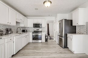 14 Mi to Lake Lanier: Family Home w/ Yard