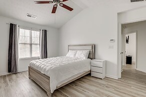 14 Mi to Lake Lanier: Family Home w/ Yard