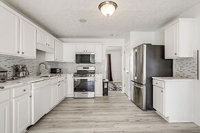 14 Mi to Lake Lanier: Family Home w/ Yard