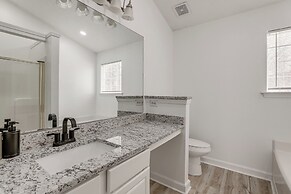 14 Mi to Lake Lanier: Family Home w/ Yard