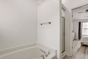 14 Mi to Lake Lanier: Family Home w/ Yard