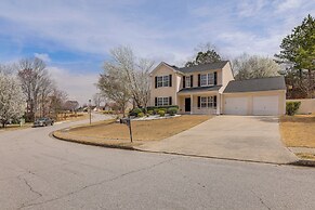 14 Mi to Lake Lanier: Family Home w/ Yard