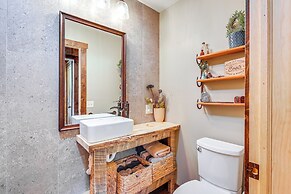 4 Mi to Wind Cave Nat'l Park: Creekside Cabin!