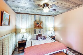 4 Mi to Wind Cave Nat'l Park: Creekside Cabin!