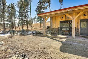 4 Mi to Wind Cave Nat'l Park: Creekside Cabin!