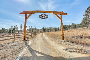 4 Mi to Wind Cave Nat'l Park: Creekside Cabin!
