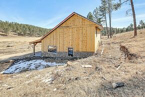4 Mi to Wind Cave Nat'l Park: Creekside Cabin!