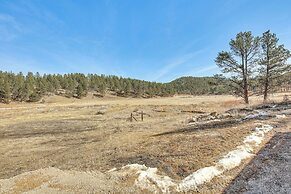 4 Mi to Wind Cave Nat'l Park: Creekside Cabin!